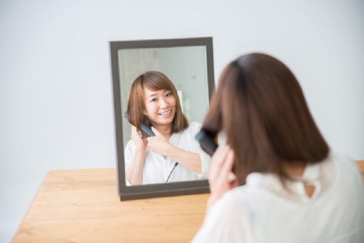 ヘアセットする女性